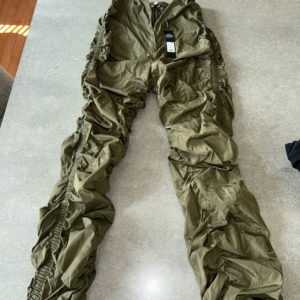 Army Green women’s parachute ruched pants with low cut dip in front NWT Sz small - Picture 8 of 8